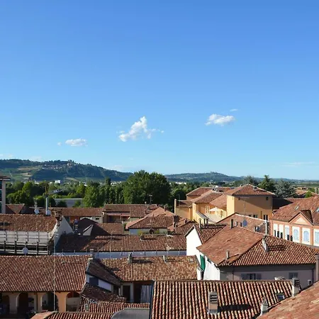 Alba Alla Finestra. Una Casa In Centro Alba (Piedmont)